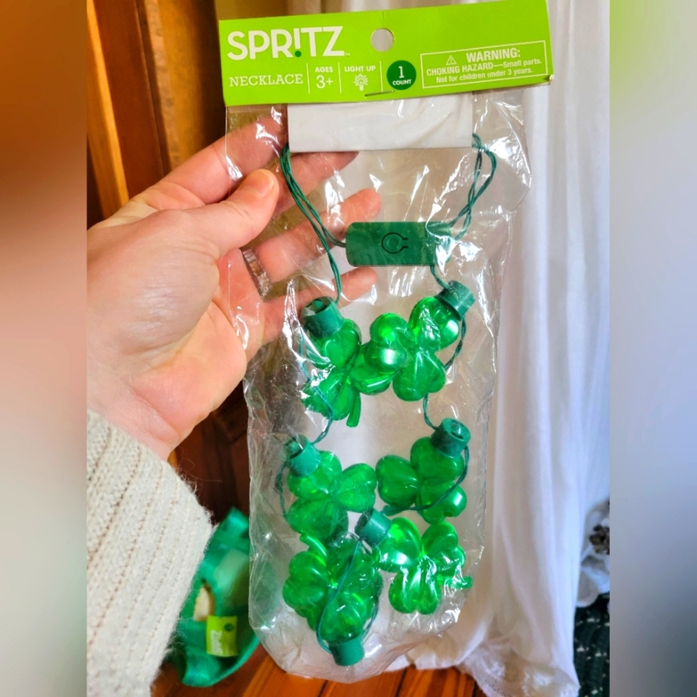 Nwt Nip Spritz Green Shamrock lighted Necklace